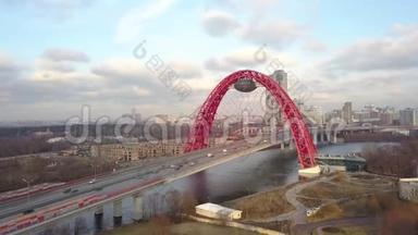 汽车在莫斯科河上空的图片桥上行驶